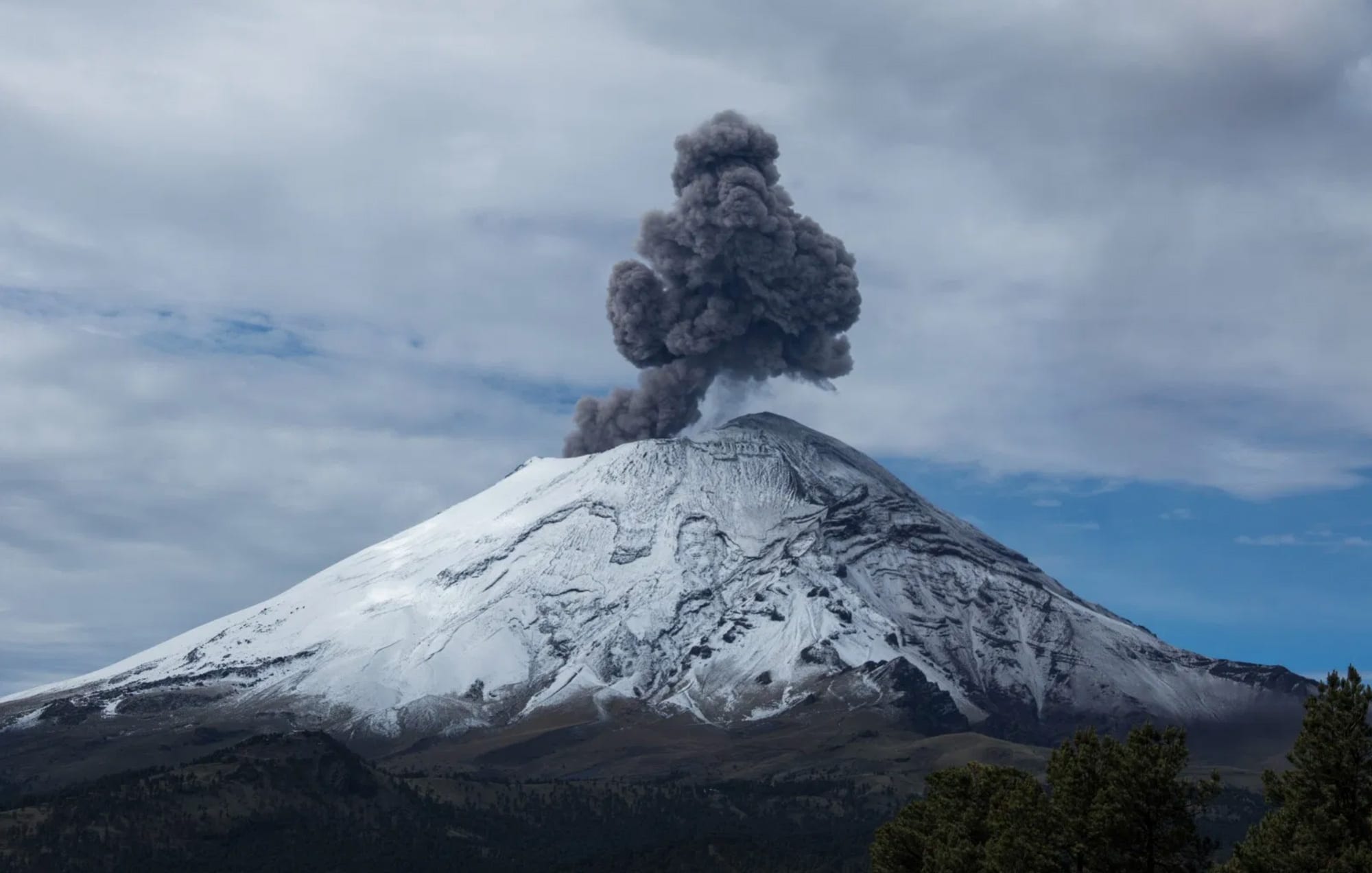Volcano Popocatepl erupting | Jacek Sledzinski