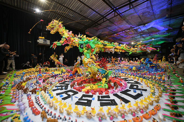 Breathtaking Art Installations Made with Recycled Materials (Part One) - Jurassic Plastic by Hiroshi Fuji 