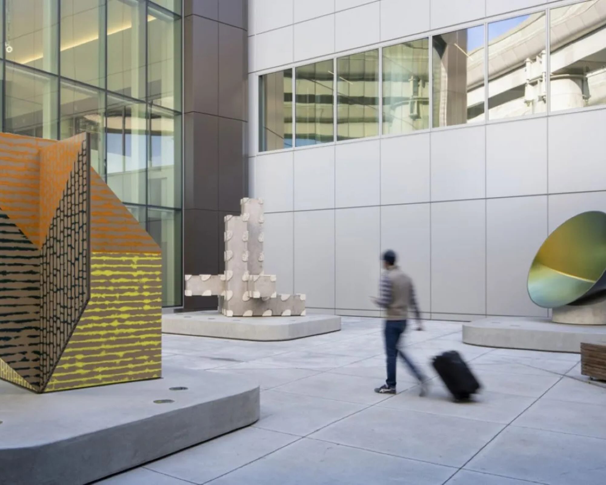“Intersection,” “Bird Plane House” et “Shell” par Gay Outlaw - MASSIVart - Aéroport de SF - Aéroport et Art