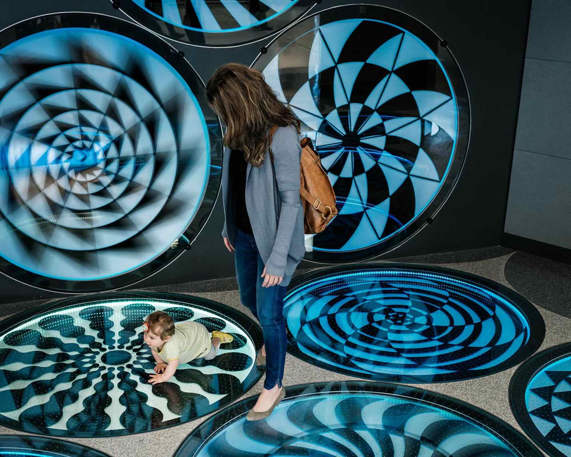 "Spirogyrate" par Eric Staller - MASSIVart - Aéroport de SF - Aéroport et Art
