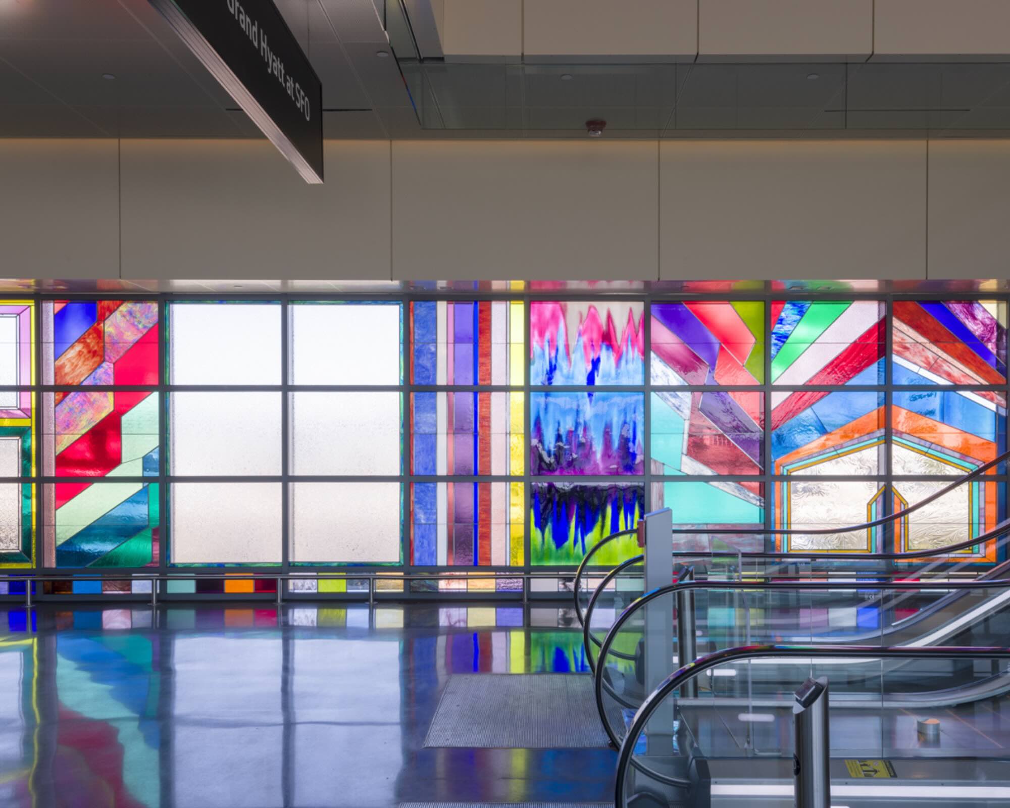 "We Will Walk Right Up To The Sun" par Sarah Cain - MASSIVart - Aéroport de SF - Aéroport et Art